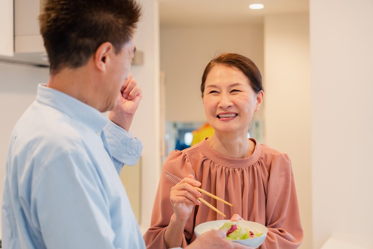 ผู้หญิงและผู้ชายวัยทองทานอาหาร